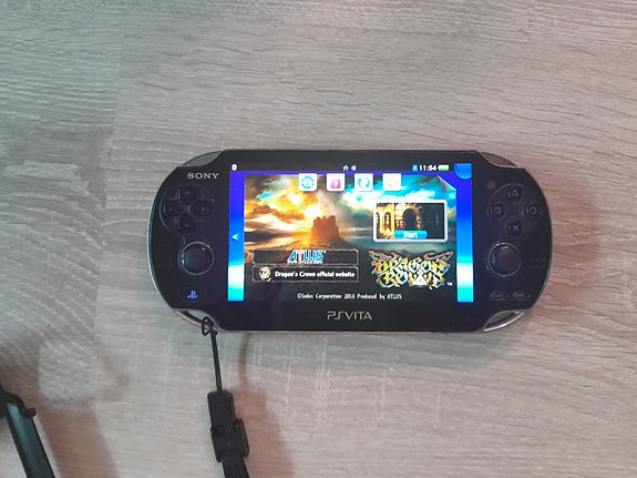 PS VITA+16Gb Muistikortti+Pelejä