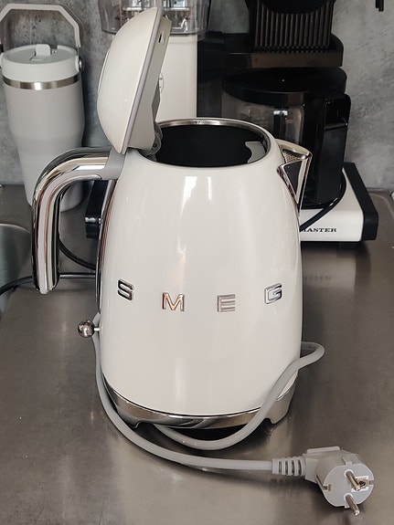 Smeg valkoinen vedenkeitin