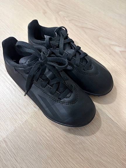 Adidas turf-kengät koko 28 musta
