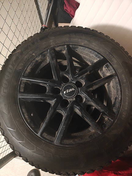 Rialin 5x100 15" Hyvillä GoodYear Nastoilla!