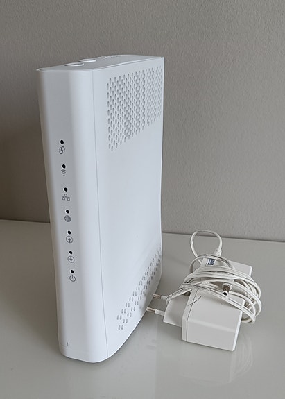 DNA F-3896 kaapelimodeemi / WiFi-reititin