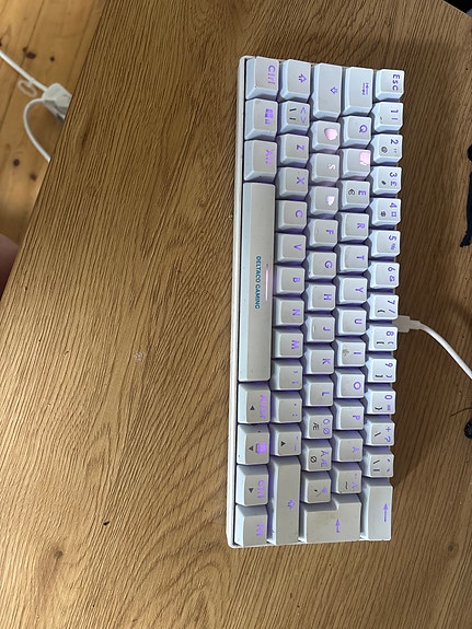 Valkoinen mekaaninen näppäimistö RGB-valaistuksella