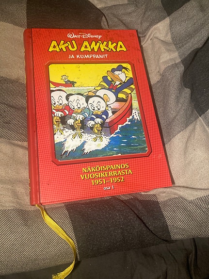 Aku Ankka ja kumppanit kovakantinen kirja