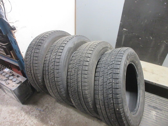 Kitkarenkaat Bridgestone Blizzak 215 65 16 98S