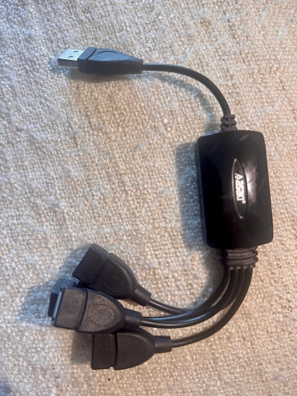Apogee USB 1.1 -hubi / jakaja