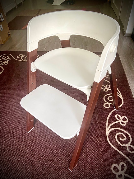 Stokke Steps syöttötuoli valkoinen / tummat puujalat