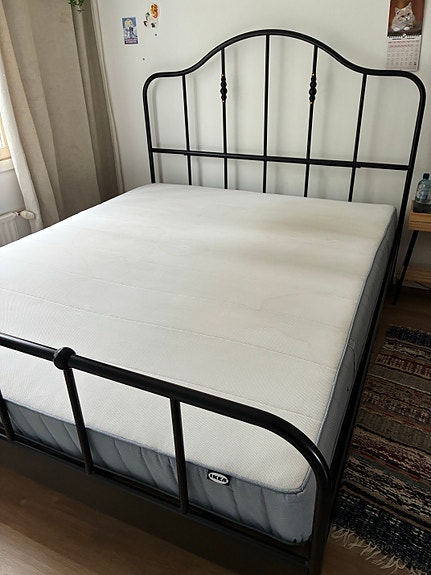 IKEA Sagstua parisänky sälepohjalla / Queen size bedframe