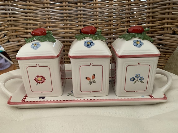 Villeroy & Boch Petite Fleur- hillopurkit tarjottimella Uudenveroinen