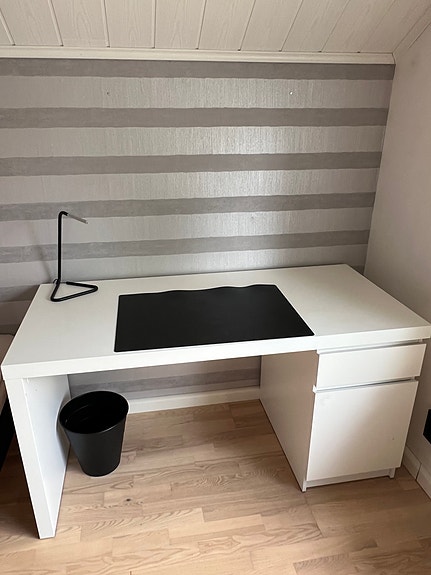 IKEA valkoinen työpöytä laatikolla
