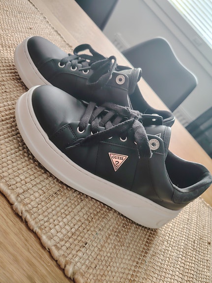 Guess kengät