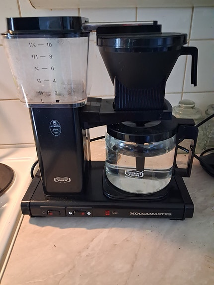musta MoccaMaster kahvinkeitin