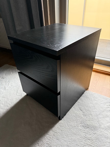 IKEA Malm, musta yöpöytä