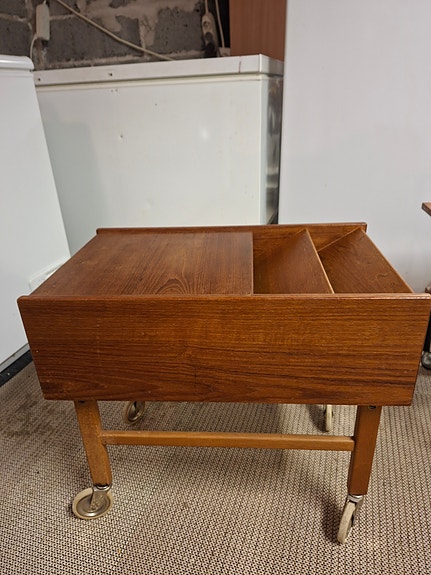 Teak-lipasto tai arkistolaatikosto.