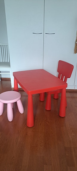 IKEA lasten pöytä ja tuolit, punainen ja vaaleanpunainen