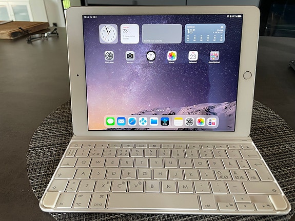 iPad Air 64 GB Silver näppäimistöllä