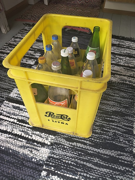 Pepsi Cola 1 Litra keltainen kori ja 12 pulloa