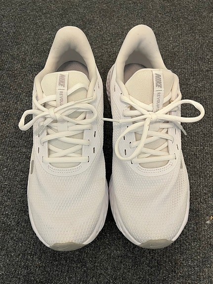 Valkoiset Nike Revolution lenkkarit (42)