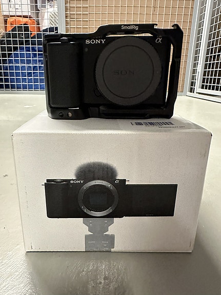 Sony ZV-E10 + 16-50mm – vähän käytetty, SmallRig-kehikko, laukku