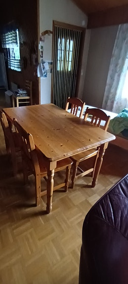 Ruokailuryhmä 4 tuolilla