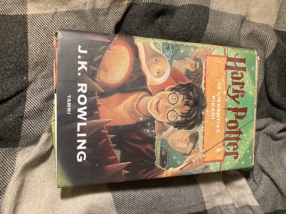 Harry Potter ja liekehtivä pikari kovakantinen kirja suomeksi