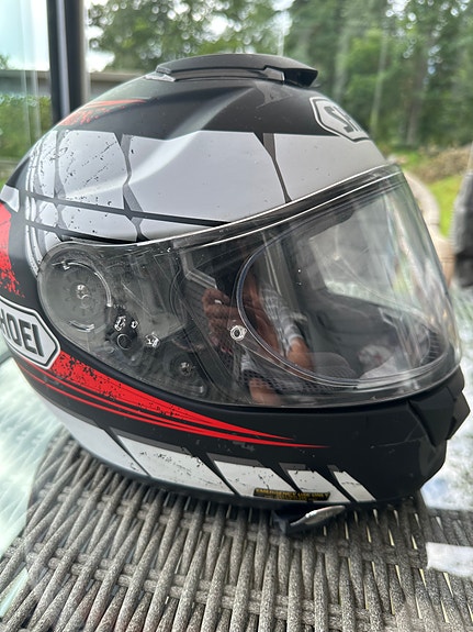 Shoei kypärä musta/valkoinen/punainen