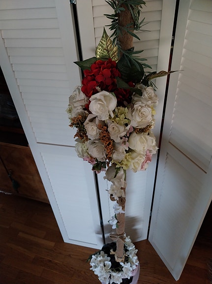 Kukkapylväs ruukku 150cm kork komeilla tekokukilla ja valot