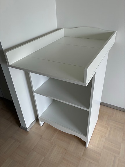 IKEA hoitopöytä valkoinen hyllyillä