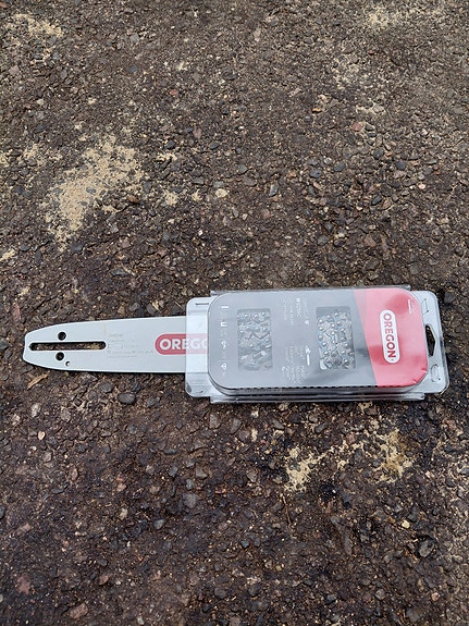 Käyttämätön Oregon 13" laippa + 2 ketjua (.325" 1,3mm 56L)