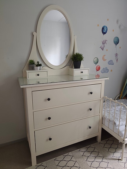 Harvinainen IKEA Hemnes -lipasto peilillä + lasikansi (Valkoinen)
