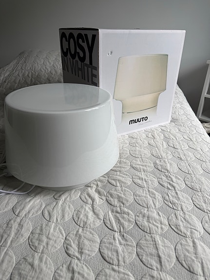 Muuto Cosy In White pöytävalaisin valkoinen, iso – Harri Koskinen