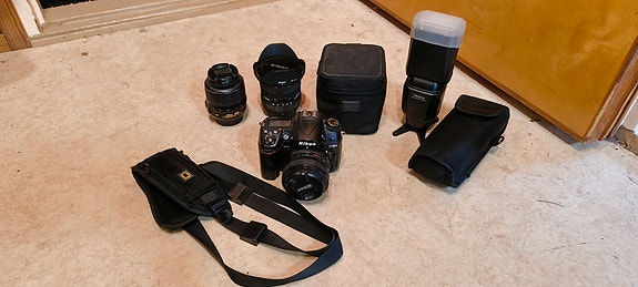 Nikon d7000, objektiivit ja tarvikkeet.