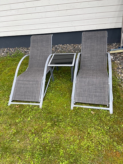 2 aurinkotuolia + sivupöytä