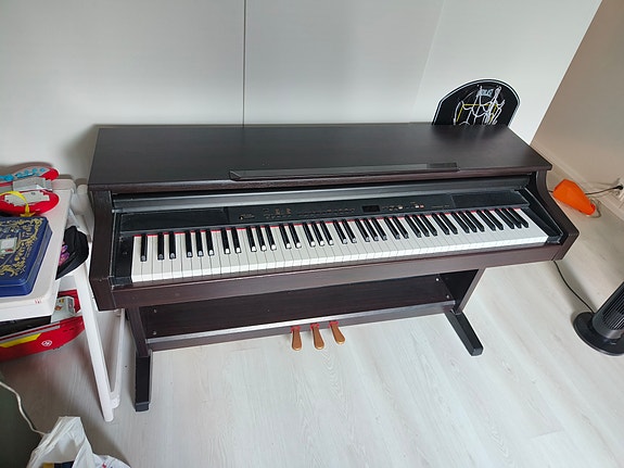 Yamaha Clavinova digitaalipiano ruskea