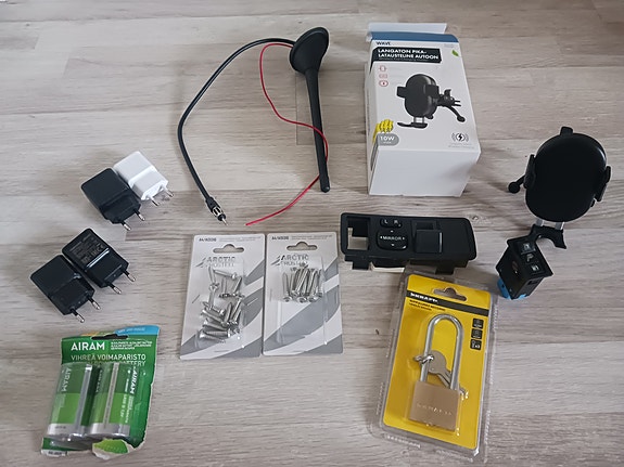 Usb-a laturit,puhelipokalaturi wave,lukko,ruuvit