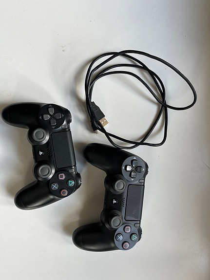 PlayStation 4 DualShock 4 -ohjaimet x2 + latauskaapeli