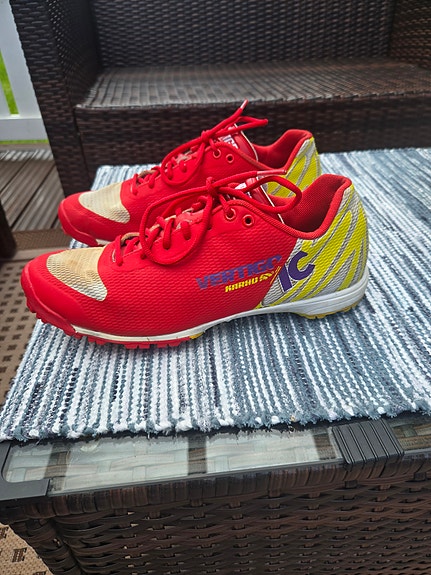 Karhu Vertigo pesäpallopiikkarit koko UK 7
