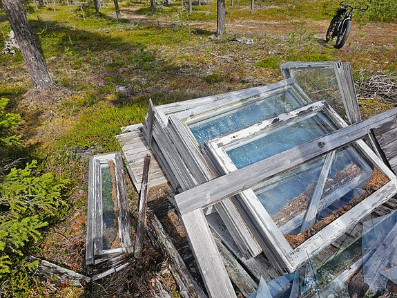 Vanhoja puuikkunoita ja ikkunanpokia
