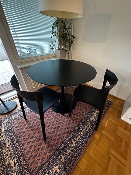 Pyöreä musta pöytä, leveys 100cm (Jysk)