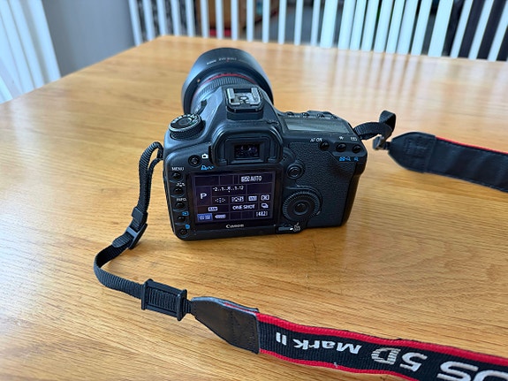 Canon EOS 5D Mark II digijärkkäri + 24–105mm L + 50 mm