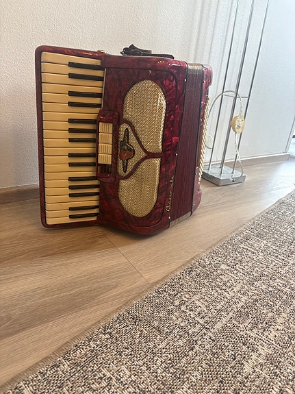 Punainen pianoharmonikka näppäimillä