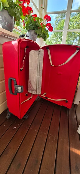 Samsonite matkalaukku punainen neljällä pyörällä 30x50x80cm