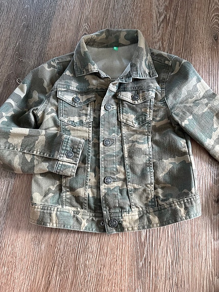 Benetton lasten takki koko 120 kirjava unisex
