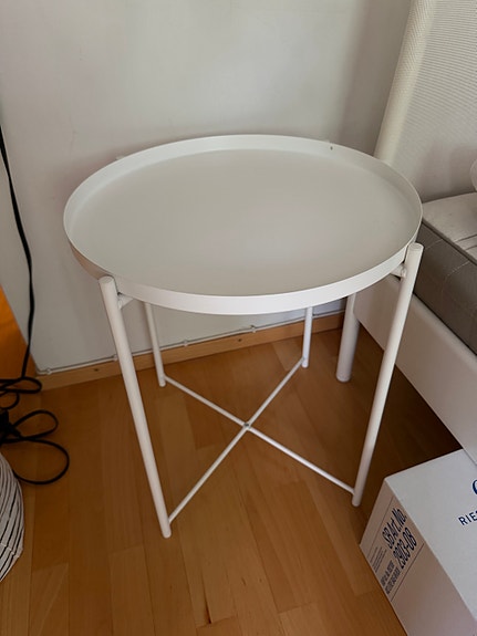 IKEA sivupöytä valkoinen metallinen