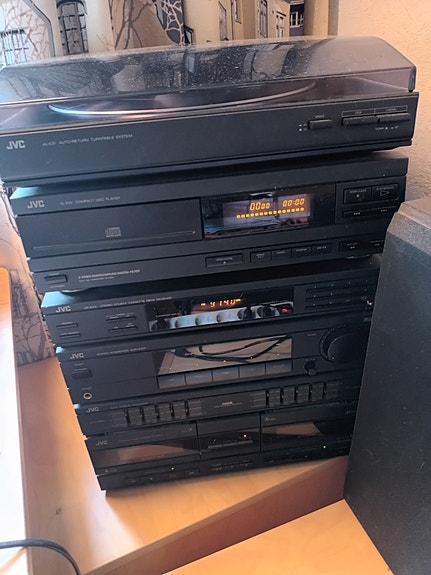 JVC stereosarja levysoittimella ja kasettidekillä