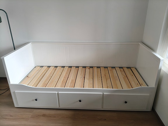 VARATTU! IKEA HEMNES valkoinen sohvasänky säilytyslaatikoilla