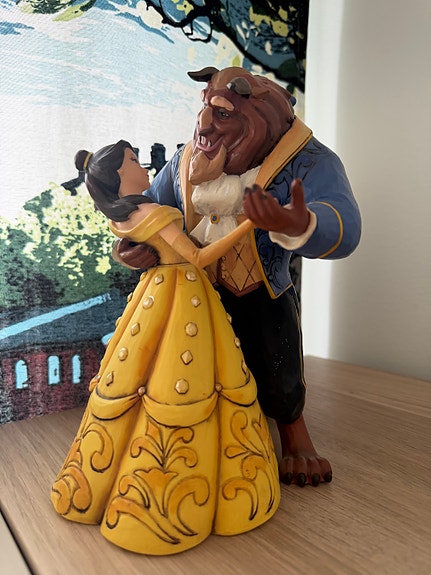 Disney beauty and the beast kaunotar ja hirviö patsas