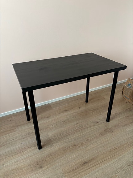Ikea musta työpöytä
