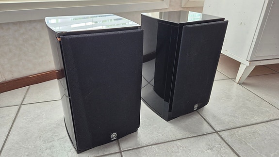 Yamaha NS-333 jalustakaiuttimet