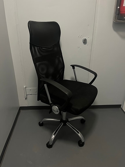 Musta toimistotuoli/työtuoli