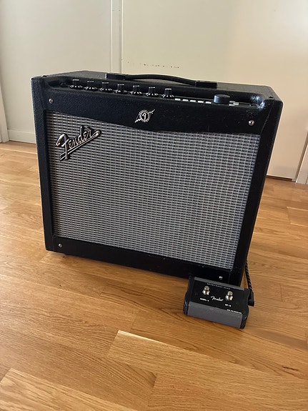 Fender Mustang III v2 kitaravahvistin jalkakytkimellä